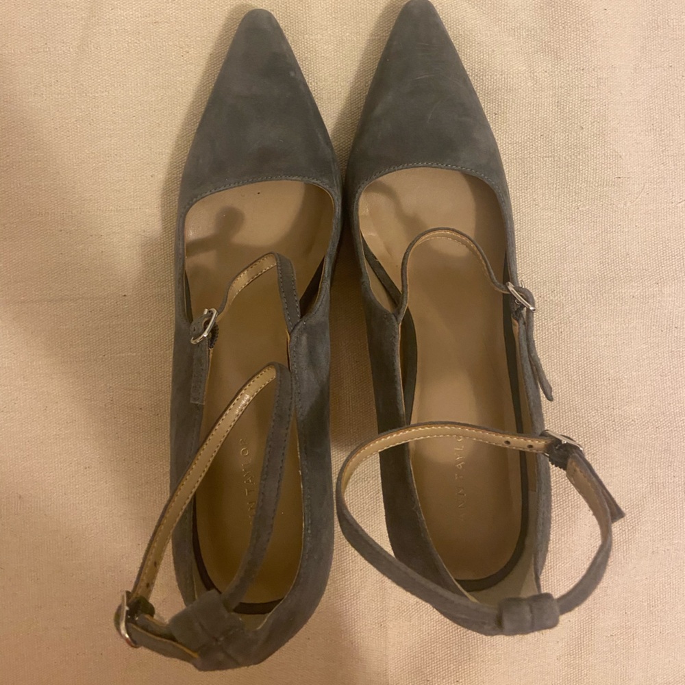 Ann Taylor pointed closed toe heels
